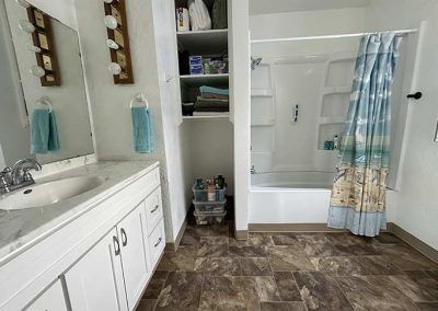 image of the full bathroom